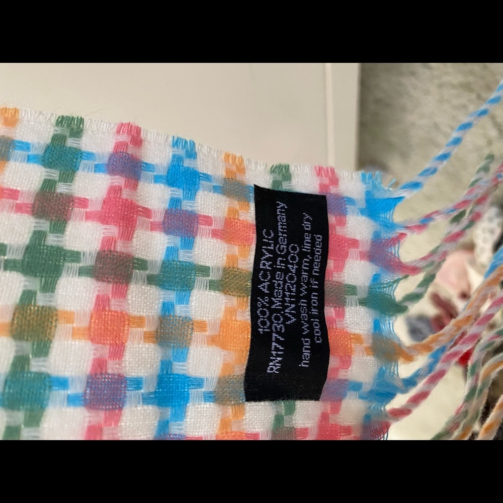 Super soft brand new without tags acrylic scarf - Picture 3 of 3